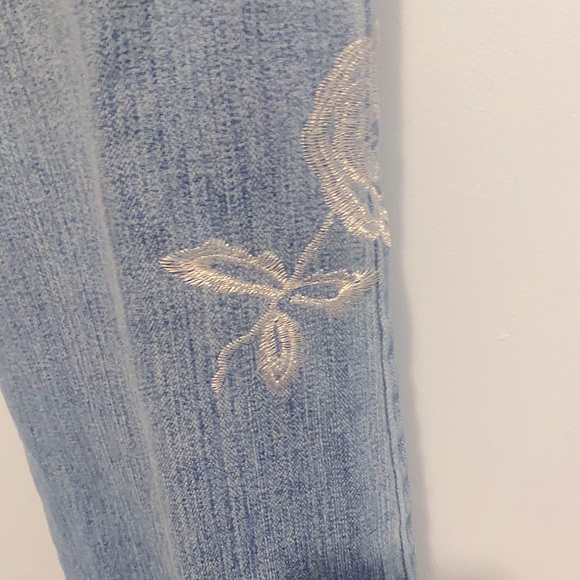 NWOT Trendy flower appliquéd jeans - Picture 7 of 8
